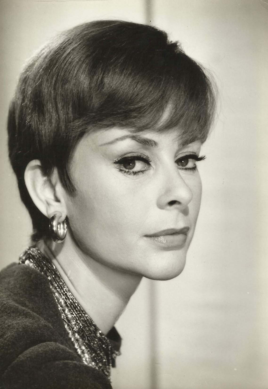 identifying vintage potraits applegate ass christina